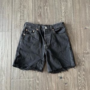 Levi’s mid thigh short